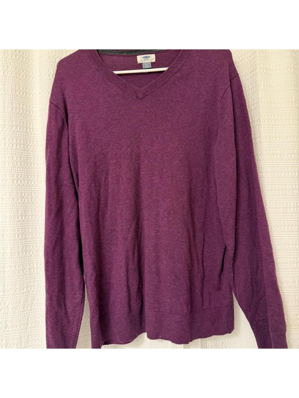 Old Navy Men's V-Neck Sweater in Deep Purple